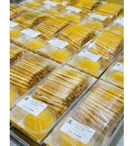 Bánh kem giòn chấm sốt