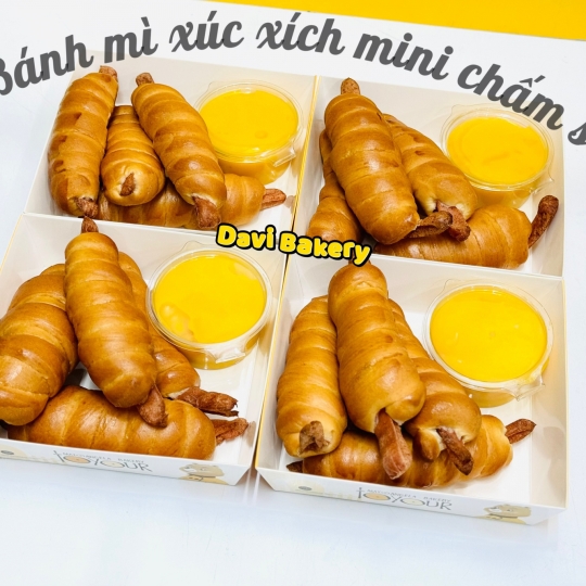 Bánh mì xúc xích chấm sốt